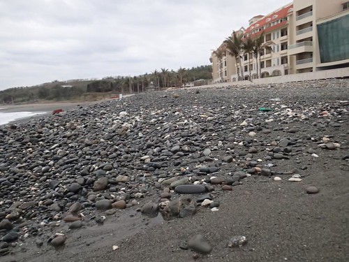 10/20美麗灣前沙灘出現大量礫石。