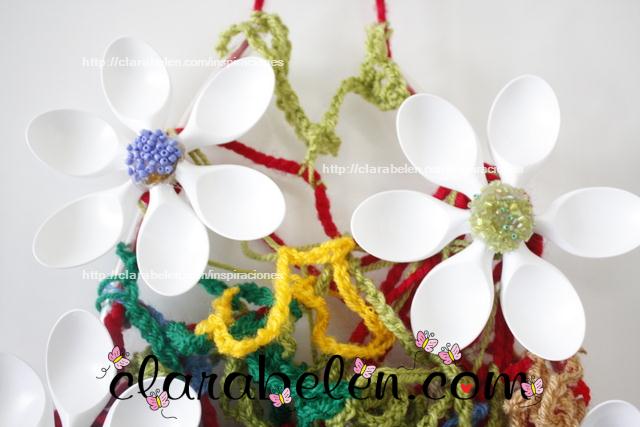 Tutorial de corona o adorno de flores de cucharas de plástico y lana