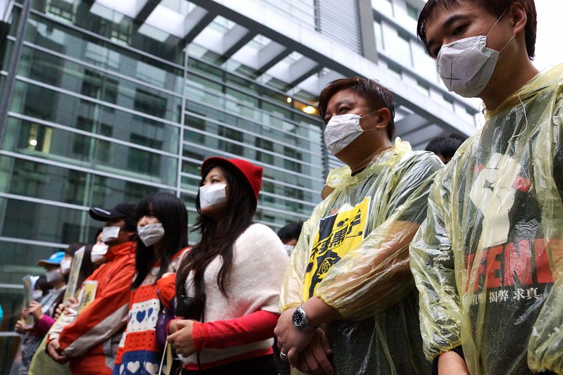 11月17日，《蘋果日報》工會成員在報社大樓外以靜默5分鐘對壹傳媒交易案表達沉默的抗議。（攝影：王顥中）