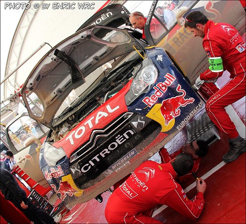 El equipo de Citroën poniendo a punto uno de los DS3 WRC en la asistencia del RallyRACC