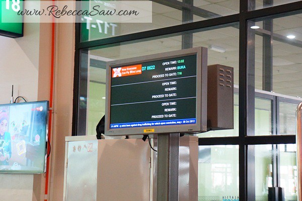 haneda airport japan - rebecca saw japan trip with airasia  (15)