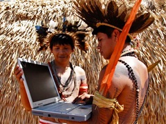 ACT指導巴西原住民如何使用高科技產品繪製地圖。圖片來源:  Amazon conservation Team）