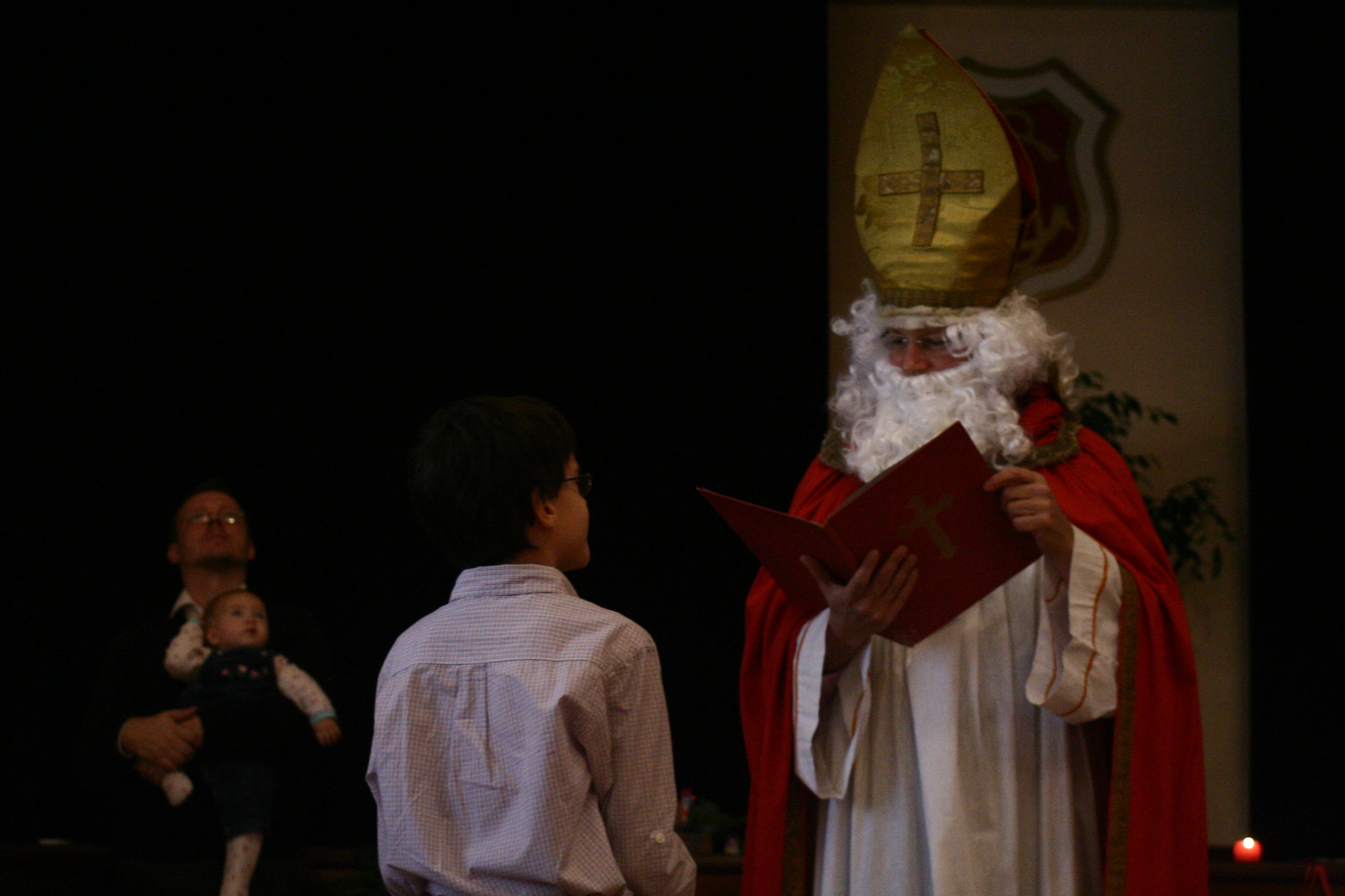 Sankt Nikolaus consults his book