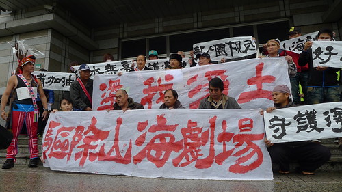 靜浦族人高喊「驅除山海劇場」，賴品瑀攝影