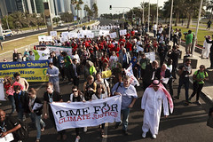 非政府組織在杜哈會場外示威遊行呼籲氣候正義。（攝影：Christian Aid）