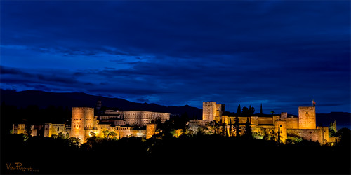 Alhambra desde el Mirador de San Nicolás en la Hora Azul. by Víctor M. Peña