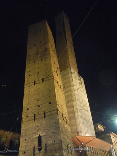 DSCN4352 _ Le due torri (Torre Garisenda, left and Torre degli Asinelli, right), Bologna, October 2012, Bologna, 17 October
