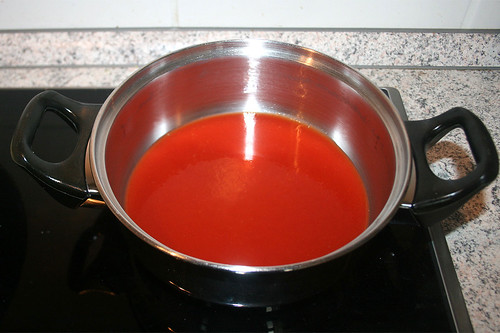22 - Tomatensaft erhitzen / Heat up tomato juice