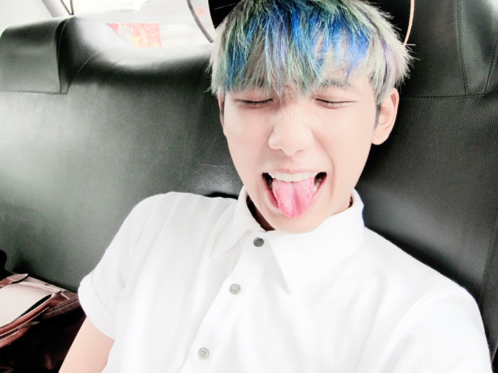 typicalben cab selca with blue hair 2