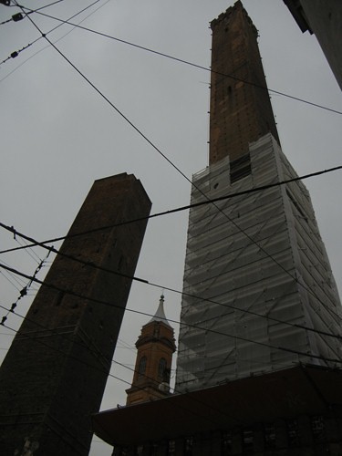 DSCN4539 _ Le due torri (Torre Garisenda, left and Torre degli Asinelli, right) Bologna, 18 October
