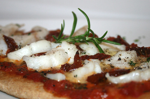 41 - Dinkelpizza mit Zander & Tomatenstreifen / Spelt pizza with pike perch & tomatoes - CloseUp