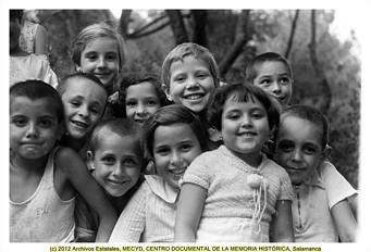 Grupo de niños en una colonia escolar, foto Agustí Centelles i Ossó. by Octavi Centelles