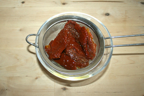 18 - Tomaten abtropfen lassen / Drain tomatoes in oil