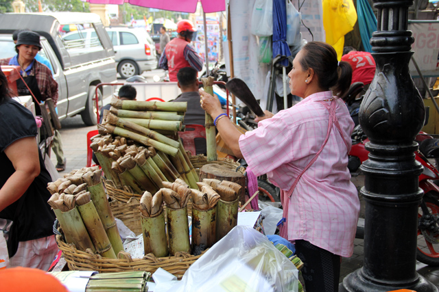 Cutting open a bamboo stick of khao lam