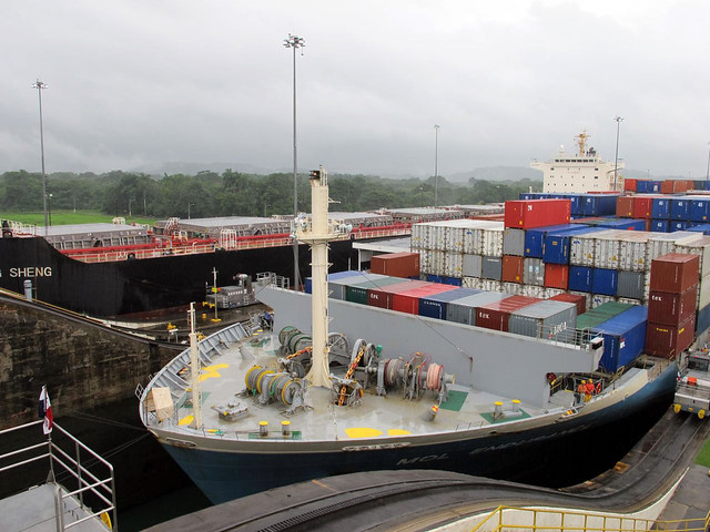 Navio a passar nas Eclusas de Gatún, Canal do Panamá