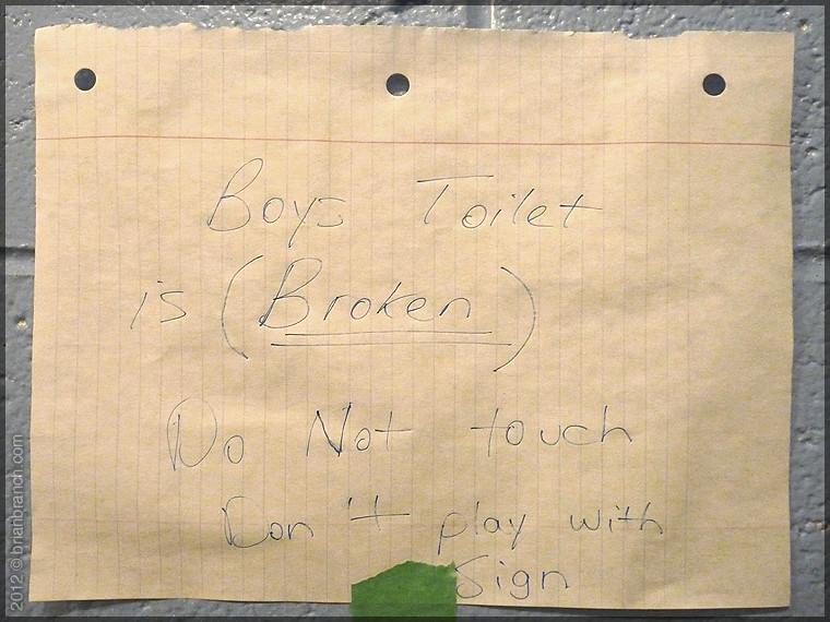 P1290353_boys_toilet