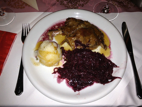 Gänsekeule (Confit) mit Rotkohl & Klößen / Goose leg with red cabbage & dumpling