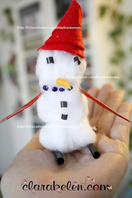 Muñeco de nieve navideño hecho de algodón y pajitas