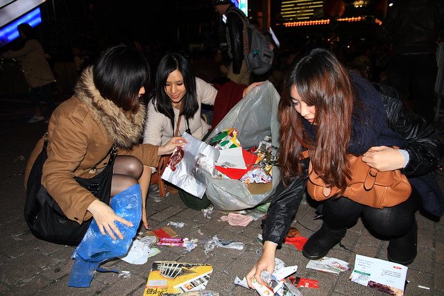 2013台北市跨年晚會-民眾收垃圾-2-201301010146-賴鵬智攝
