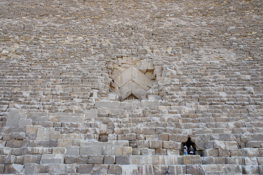 Настоящий вход в пирамиду Хеопса. Рядом - вход для туристов. Пирамиды Гизы, Египет