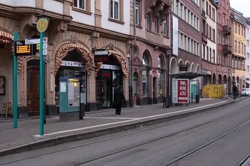 Platform tram stop at Paulsplatz on Bethmannstraße