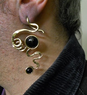 earring 12 ga nugold, onyx 15mm.7mm-2 by Wolfgang Schweizer