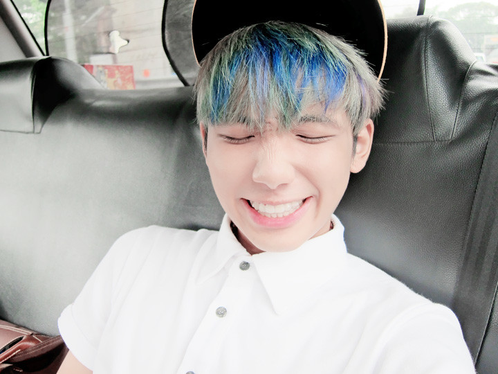 typicalben cab selca with blue hair