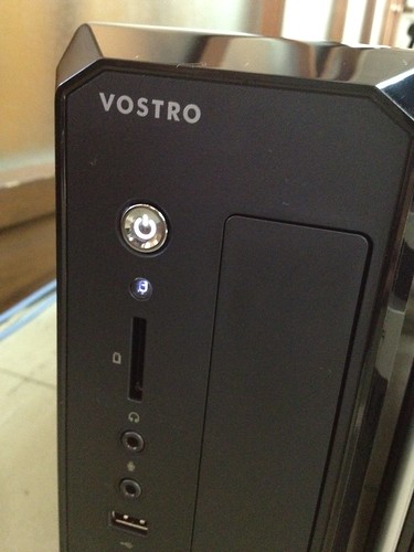 VOSTRO 270sの電源スイッチはオンになると光ります。 by haruhiko_iyota 