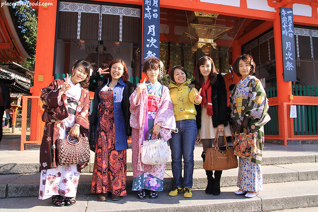 yasaka shrine entrance group picture