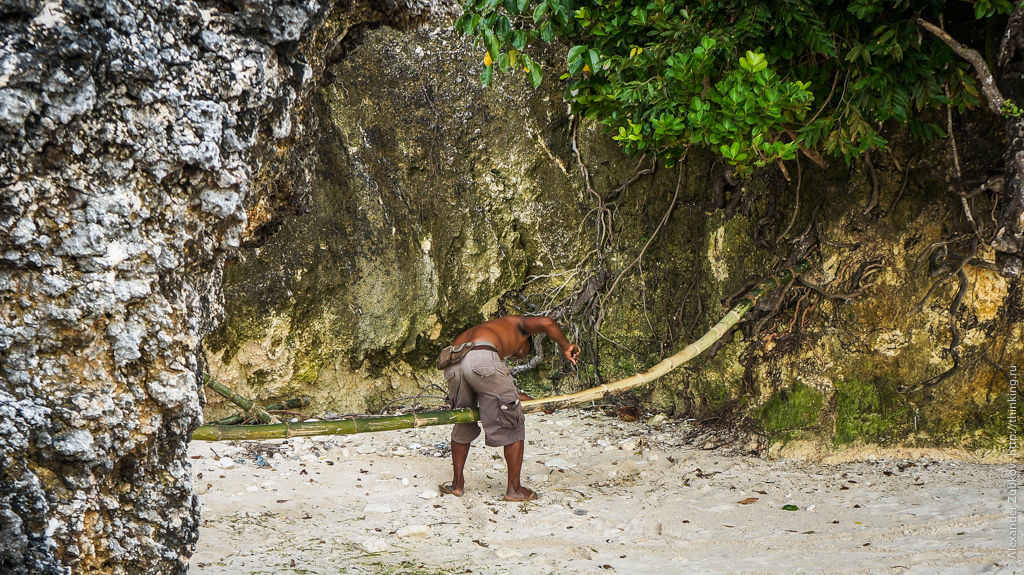 Филиппинец строгает бамбук