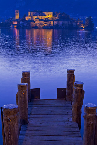 Isolata in mezzo al lago. by Claudio61 una foto ferma un ricordo nel tempo