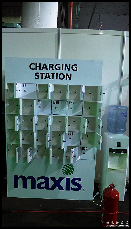 Don't worry about your phone running low batt, there's plenty of charging station here prepared specially for you while waiting for the launch! #maxis5