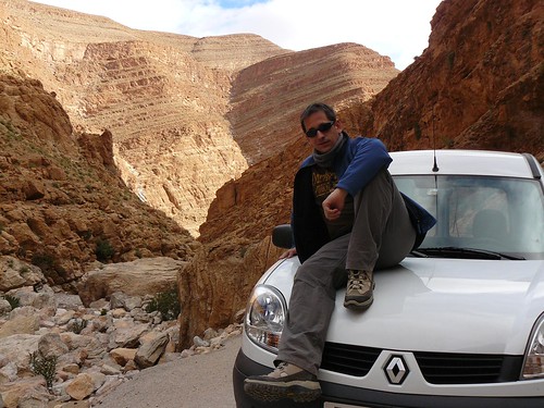 Fotografía en una Renault Kangoo siguiendo el margen del Río Todra (Marruecos)