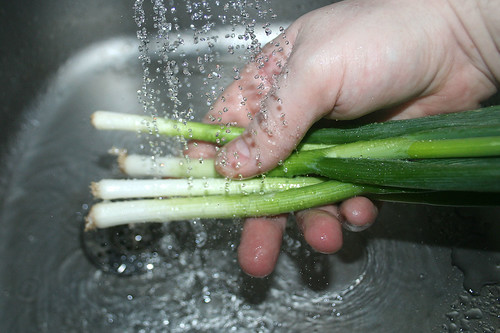 17 - Spaghetti al tonno - Frühlingszwiebeln waschen / Wash spring onions