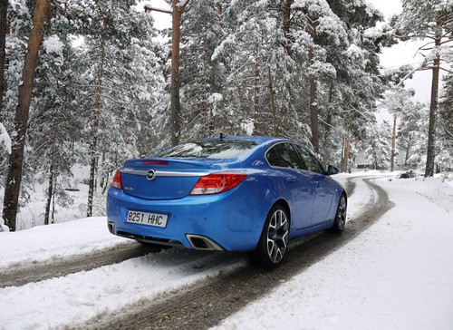 Opel en un tramo con nieve