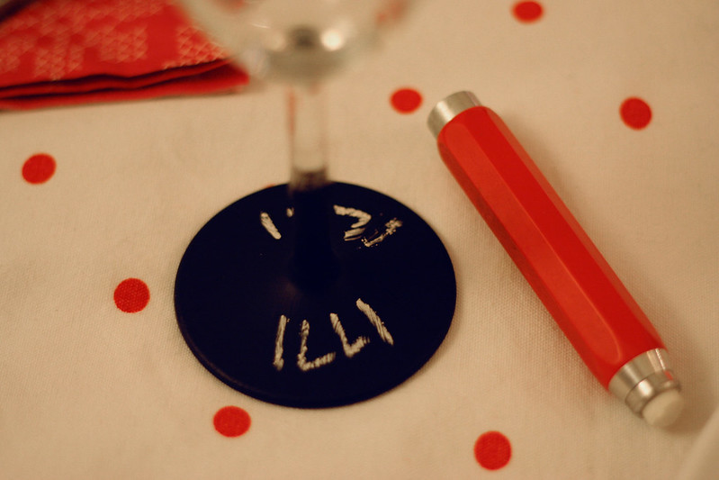 türchen 21: weingläser mit tafelfarbe für den weihnachtstisch