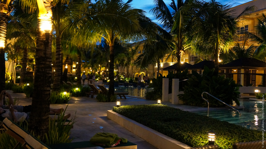 Отель Boracay Garden Resort вечером