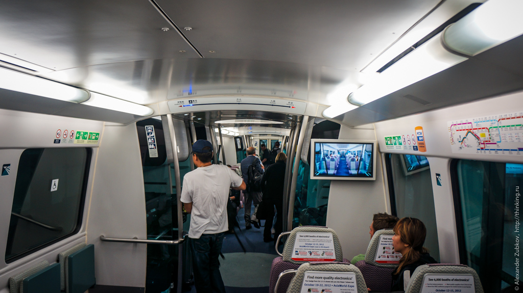 Внутри поезда из аэропорта Гонконга