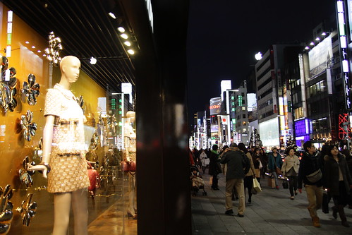 Just a mannequin in Ginza trying to escape