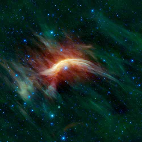 正中央藍色星球是一顆中文名字叫「蛇夫座Z星」的速逃星，他正奮力劃過蛇夫星座的塵埃雲(圖／取自NASA/JPL-Caltech/UCLA)
