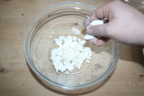 31 - Ziegenfrischkäse zerbröseln / Put goat cream cheese in bowl