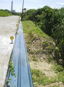 道路兩側的阻隔浪版道路兩側的阻隔浪版，圖片來源：綠島永續行動資訊網