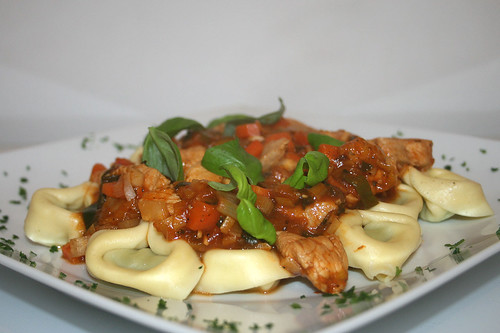 50 - Tortellini mit Puten-Gemüsesauce / Tortellini with turkey vegetable sauce - CloseUp