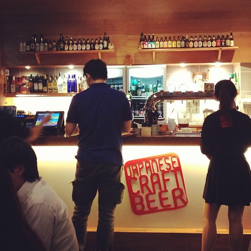 奥にずらりと並んだ日本のクラフトビールのボトル！