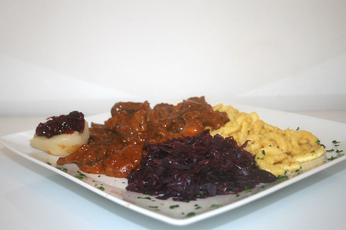 52 - Wildschweingulasch mit Rotkraut und Spätzle / Wild board goulash with red cabbage & spaetzle - CloseUp