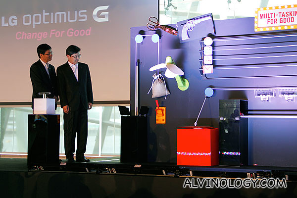 Mr Scott Jung , Managing Director, LG Electronics Singapore and Mr Kevin Shin, LG Mobile Communications Vice President of Marketing for Asia, the Middle East and CIS countries launching the LG Optimus G