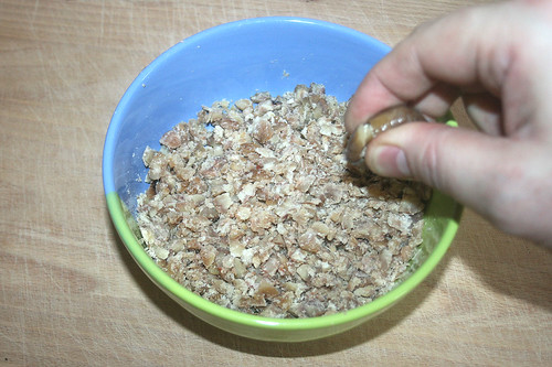 13 - Maronen zerbröseln / Grind chestnuts