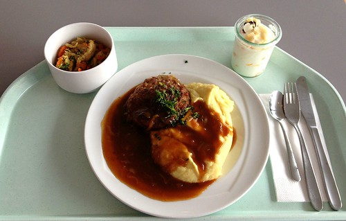 Fleischpflanzerl mit Zwiebelsauce & Kartoffelpüree / Meatball with onion sauce & mashed potatoes