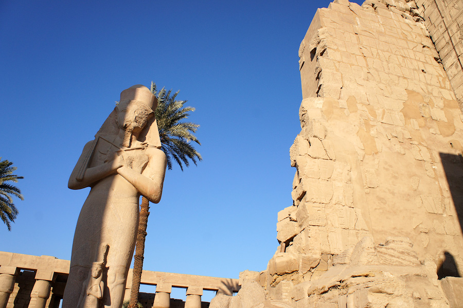 Третья статуя Рамсеса II и дочери Бентанты. Египет