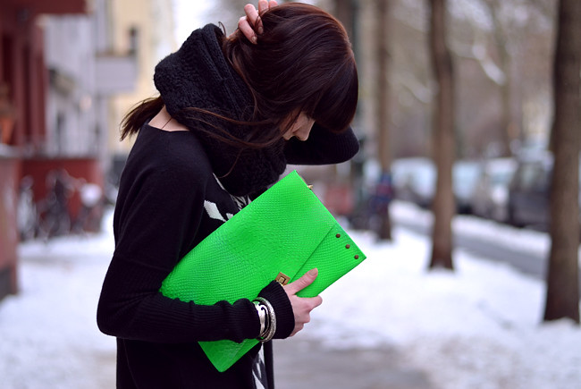 Blogger outfit: ohhandy green clutch AX Paris jumper 6